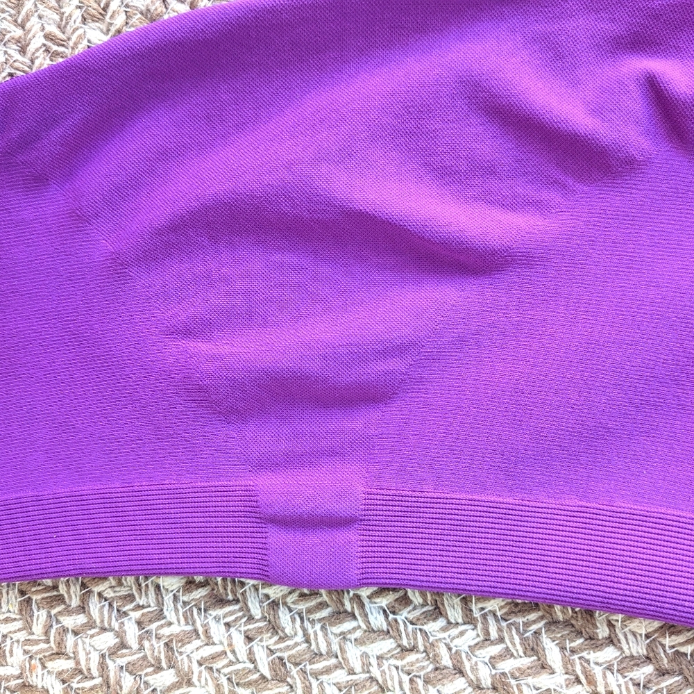 Lululemon Zone In Crop- Size 4 or 6 - *flaws* - Picture 11 of 16